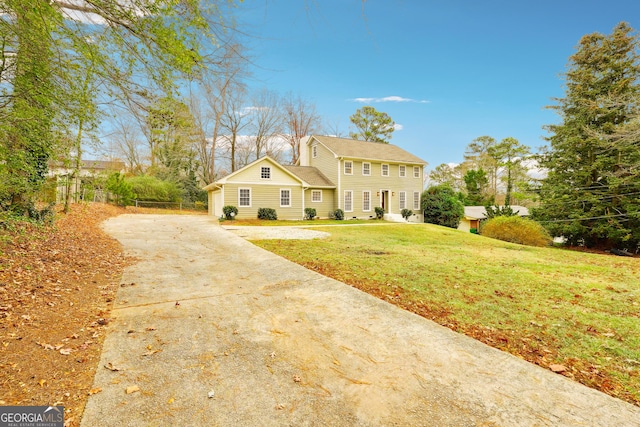 view of front of property featuring a front yard