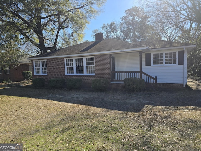 view of front facade with a front yard