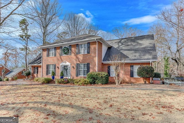 view of front of property featuring a front yard