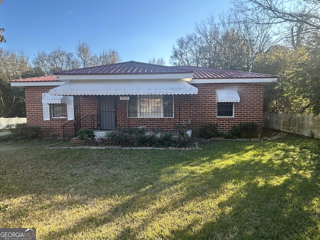 view of front facade featuring a front lawn