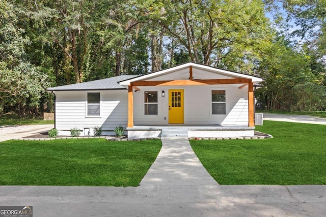 view of front facade featuring a porch and a front yard