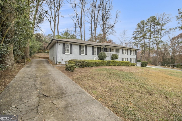 view of front facade with a front lawn