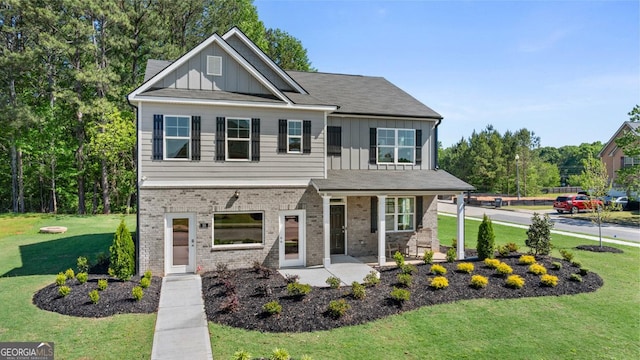 craftsman inspired home featuring a front lawn