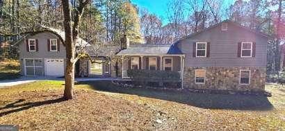 tri-level home featuring a garage and a front yard