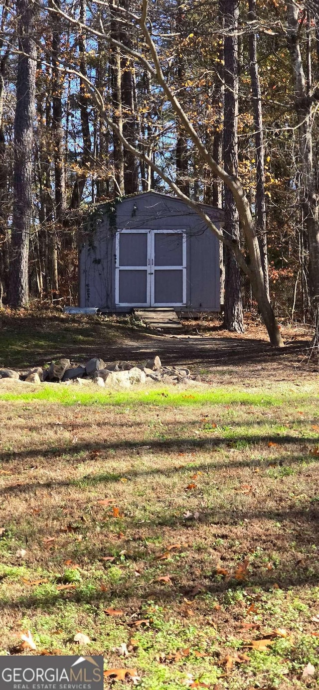 view of yard featuring a storage shed