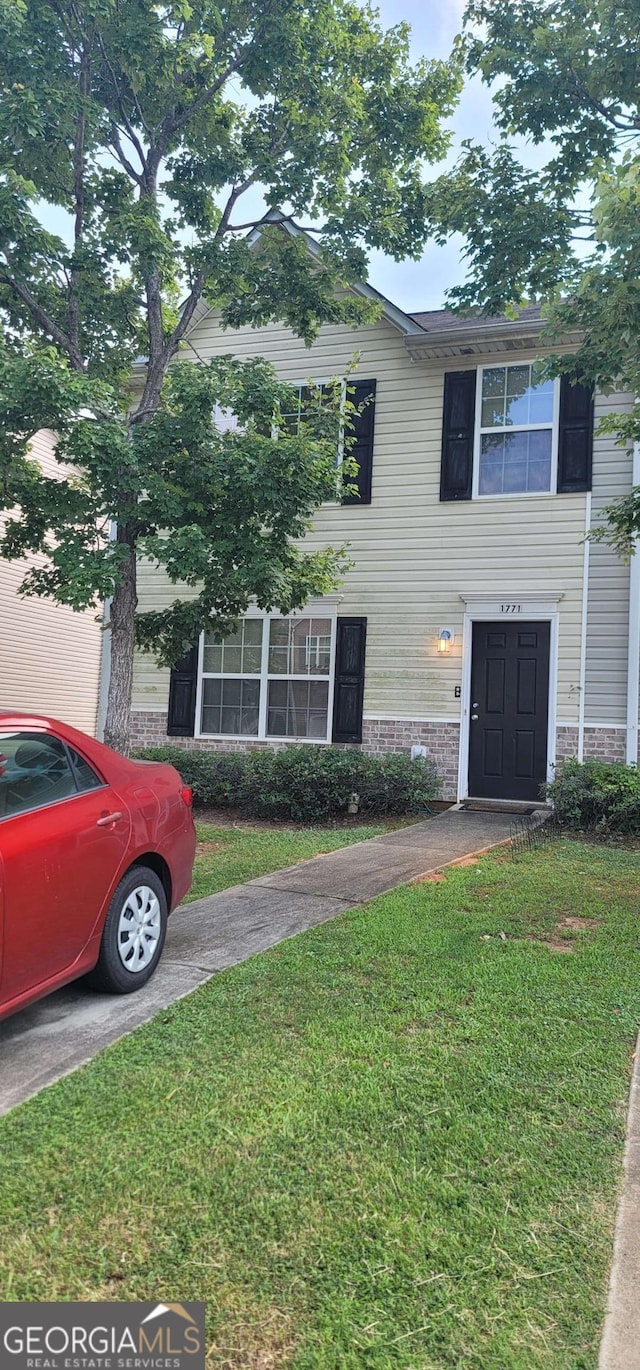 view of front facade featuring a front yard