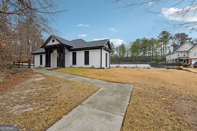 view of front facade with a front yard