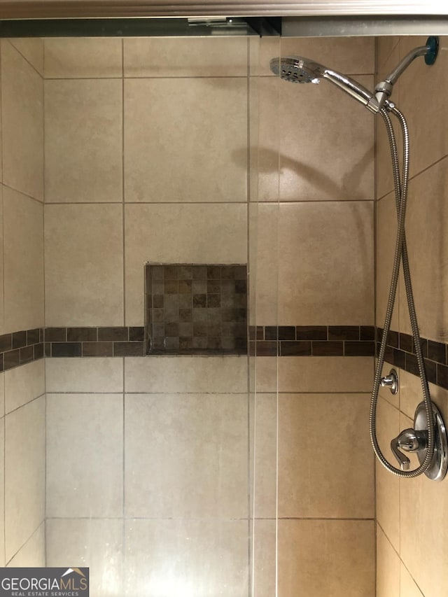 room details featuring a tile shower