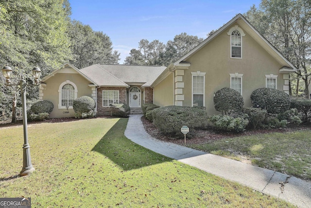 view of front property featuring a front lawn