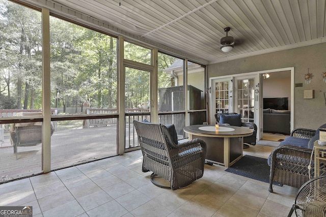 sunroom featuring ceiling fan