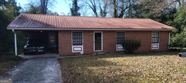 view of front facade featuring a front lawn and a carport