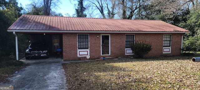 view of front of home with a front yard and a carport