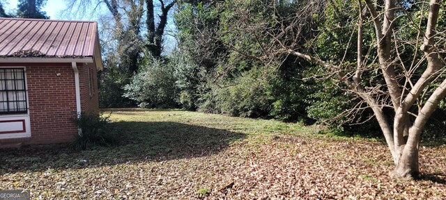 view of front of property with a front yard and a carport