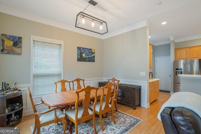 dining area featuring crown molding and light hardwood / wood-style floors