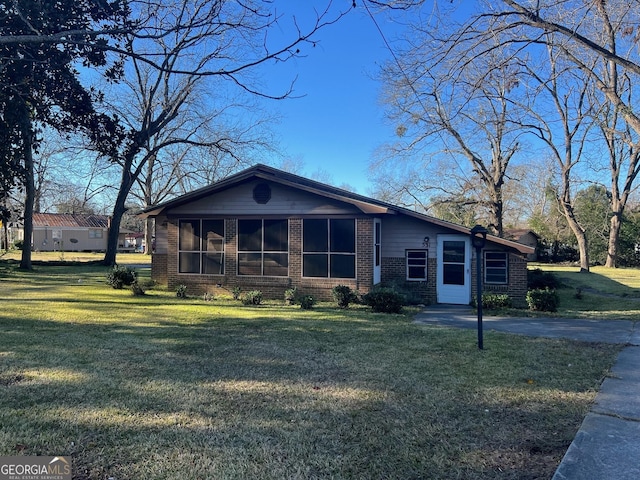 single story home with a front lawn