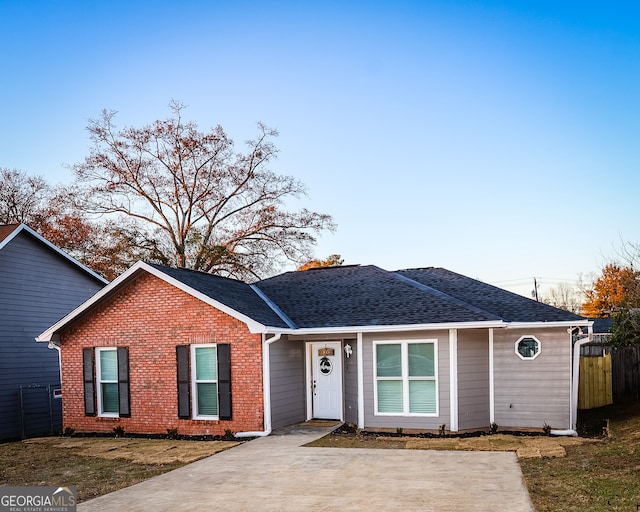 ranch-style home featuring a front lawn