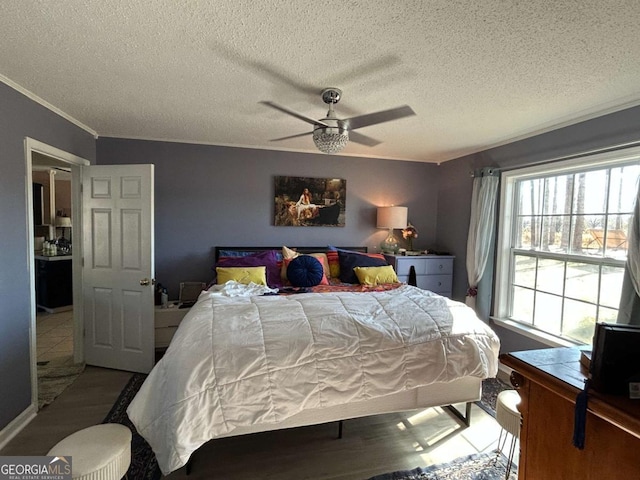 bedroom featuring ceiling fan and a textured ceiling