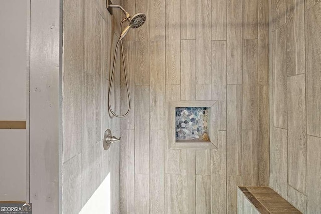 room details featuring a tile shower