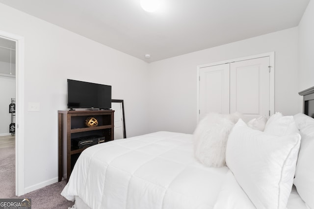 bedroom featuring carpet flooring and a closet