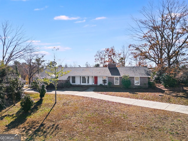 ranch-style home featuring a front lawn