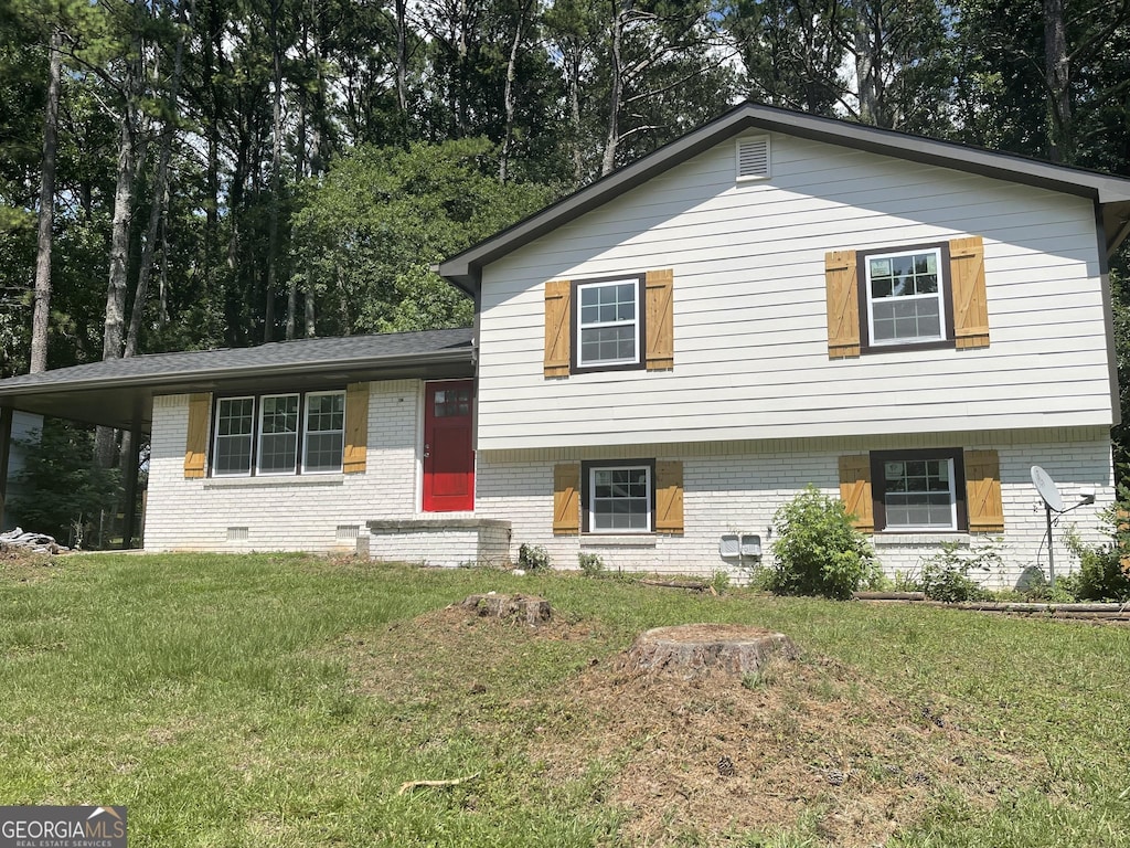 tri-level home featuring a front lawn