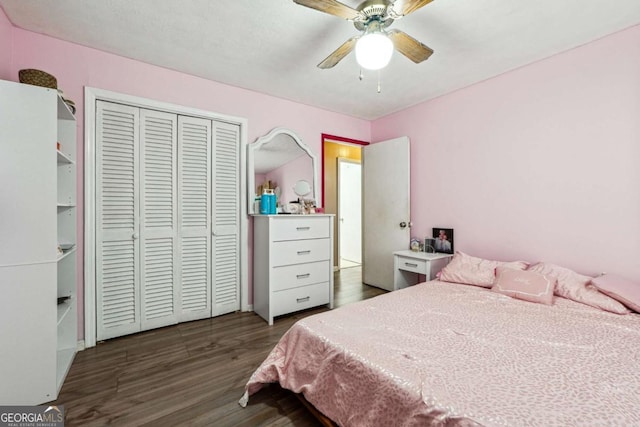 bedroom featuring ceiling fan, dark hardwood / wood-style floors, and a closet