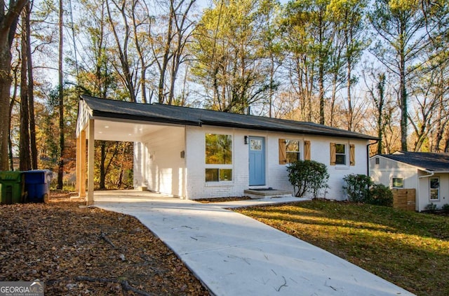 view of front of home featuring a front yard and a carport