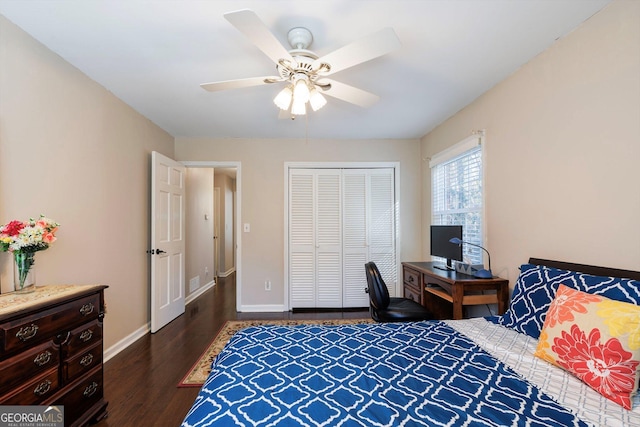 bedroom with dark hardwood / wood-style floors, ceiling fan, and a closet