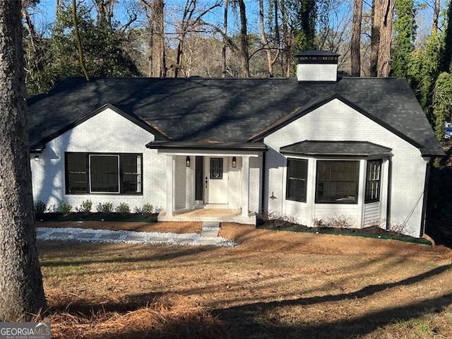 ranch-style home featuring a front lawn