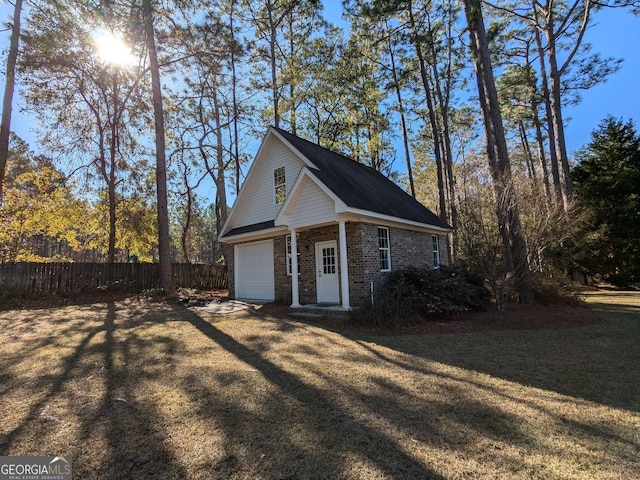 view of front of home featuring an outbuilding and a front lawn