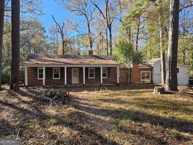 single story home with a front lawn