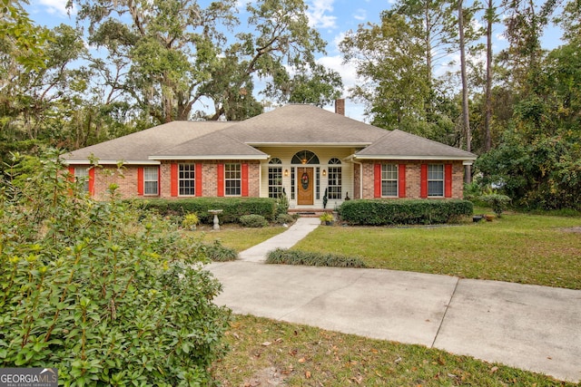 ranch-style home featuring a front lawn