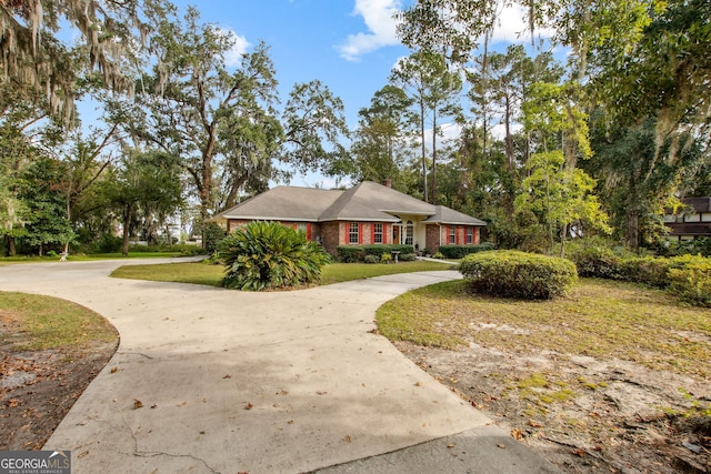 view of front of property with a front yard