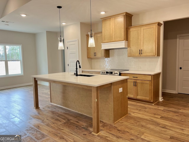 kitchen with light wood-style floors, visible vents, a sink, and tasteful backsplash