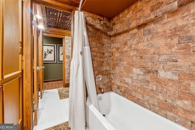 bathroom featuring shower / tub combo