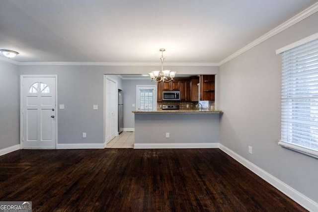 kitchen featuring an inviting chandelier, light hardwood / wood-style flooring, decorative backsplash, ornamental molding, and kitchen peninsula