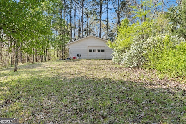 view of yard with an outbuilding and a garage