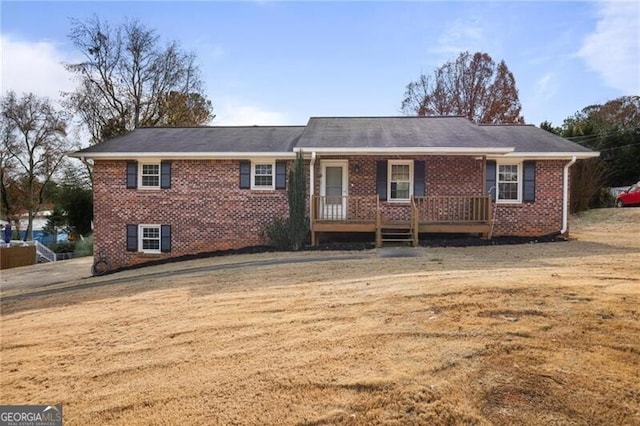 single story home featuring a front lawn