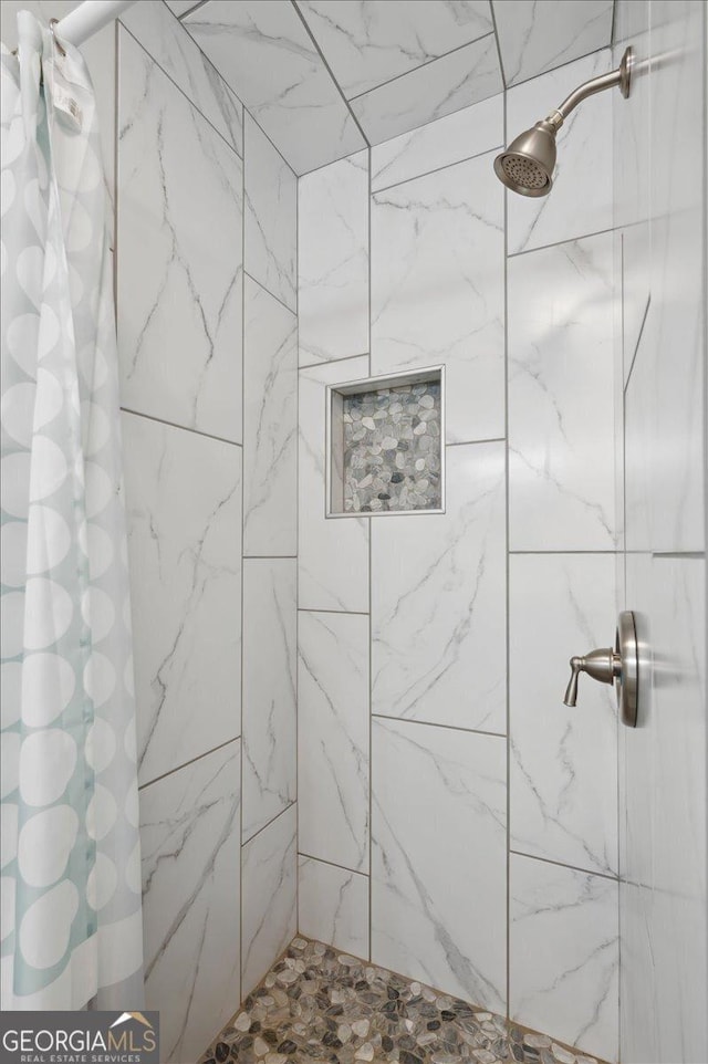 bathroom featuring tiled shower