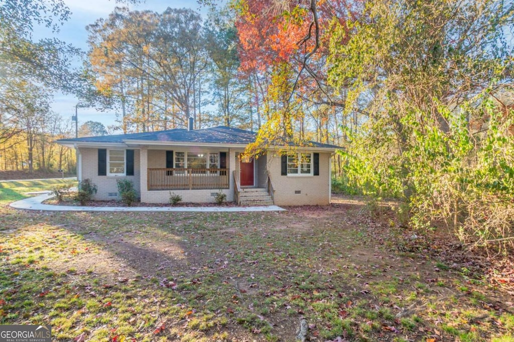 single story home with a porch