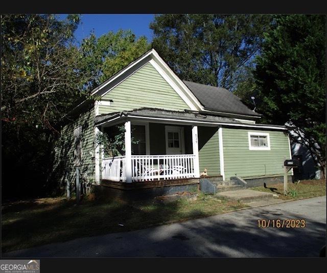 view of front of property featuring covered porch