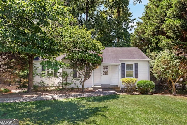 view of front of home featuring a front yard