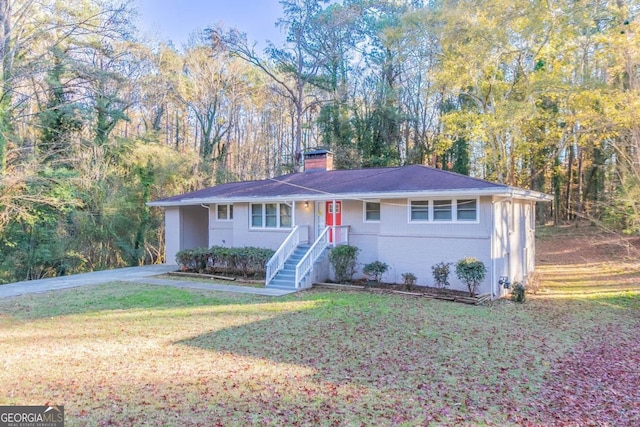 single story home with a front lawn