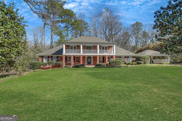 view of front of property featuring a front yard