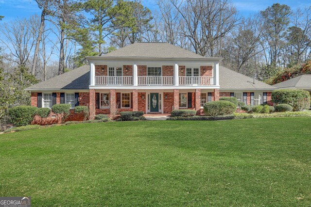 view of front of house featuring a front lawn