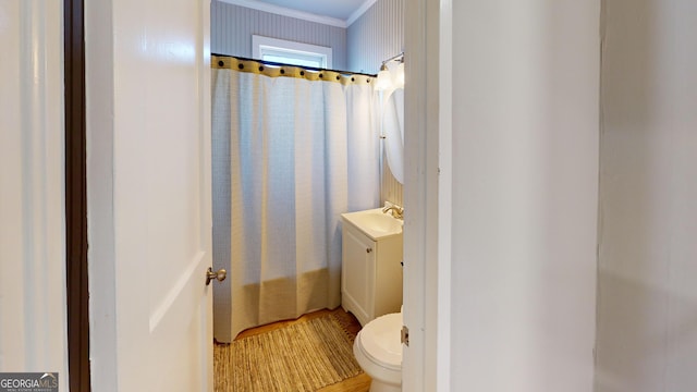 full bathroom with vanity, toilet, crown molding, and shower / tub combo with curtain