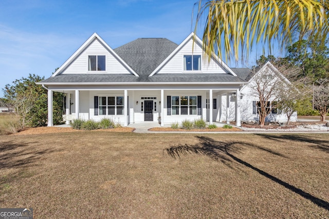 view of front of property featuring a front lawn