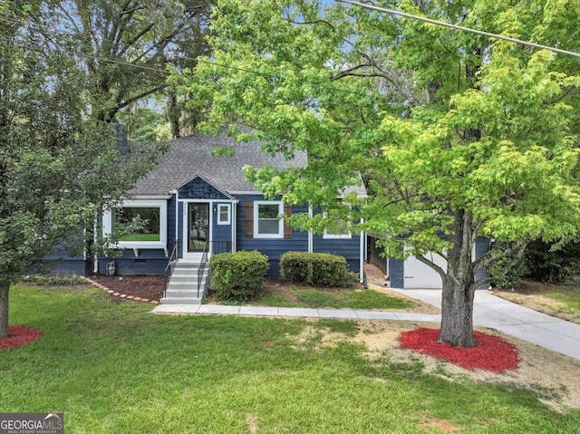 view of front facade featuring a front lawn