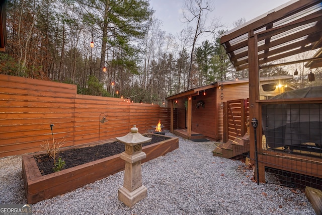 view of yard with an outbuilding