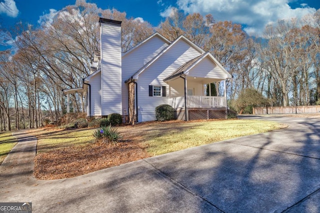 front facade featuring a porch and a front yard